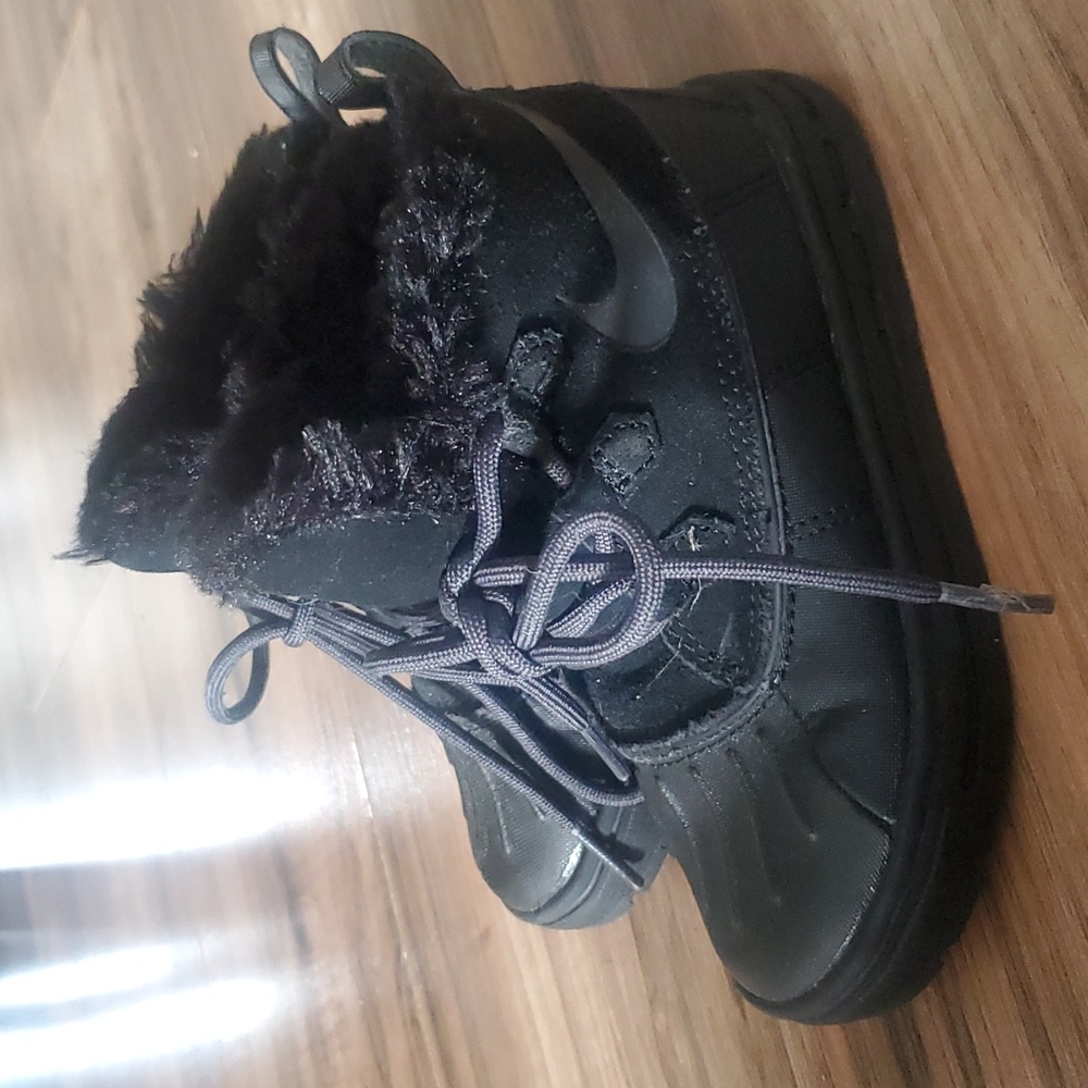 Nike kids ACG shoes Rare find size 9c